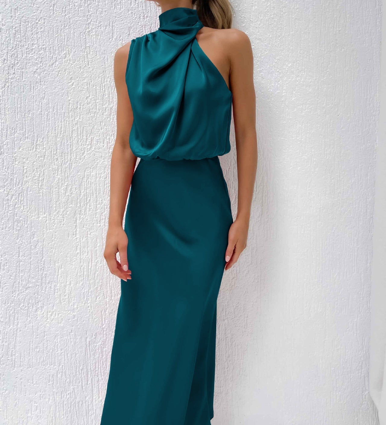 Emanuela – Elegantna Dolga Obleka s Klasičnim Krojem